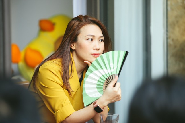 Mỹ Tâm xinh đẹp trong buổi họp fan đầu năm, bất ngờ nhận được món quà ý nghĩa - Ảnh 4.