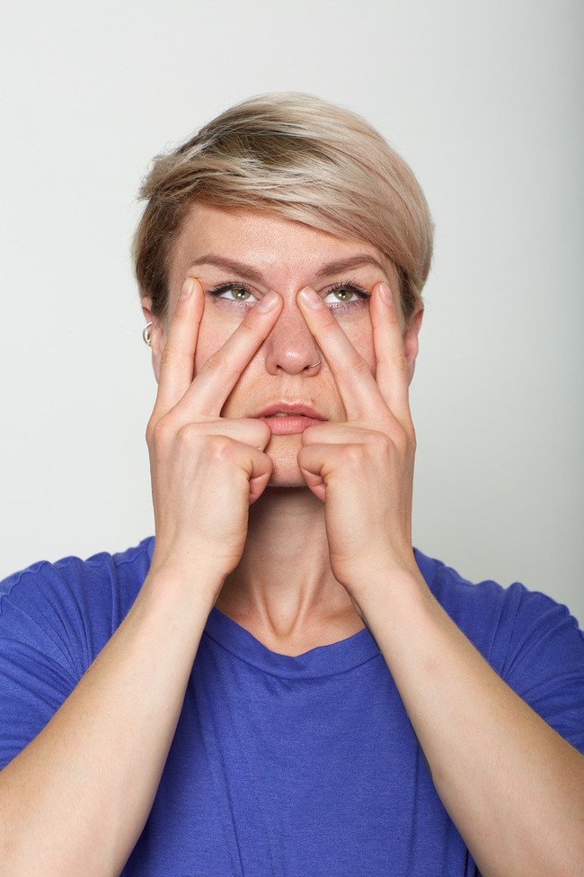 10 bài tập trên khuôn mặt có thể làm cho bạn có chiếc mũi trông duyên dáng hơn, đôi môi trông căng hơn - Ảnh 4.