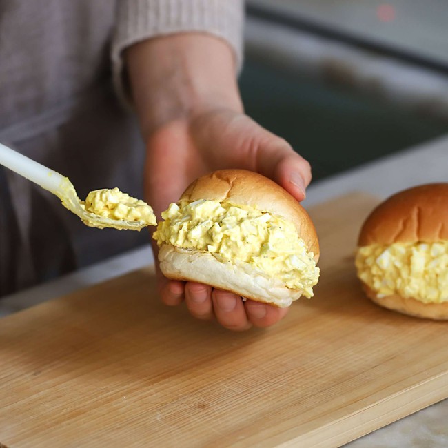 Bánh mì kẹp trứng thì quen lắm rồi nhưng làm thế này thì ngon hơn hẳn - Ảnh 4.