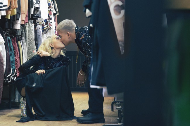 Vợ chồng Big Daddy - Emily liên tục khóa môi ngọt ngào trong MV mừng ngày Valentine - Ảnh 6.