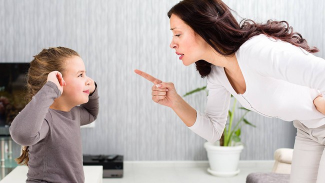 Dù con nhỏ có bướng bỉnh hay không nghe lời thế nào thì các mẹ hãy cứ áp dụng ngay mẹo sau là sẽ giữ được sự bình tĩnh, không còn la hét, gắt gỏng - Ảnh 2.