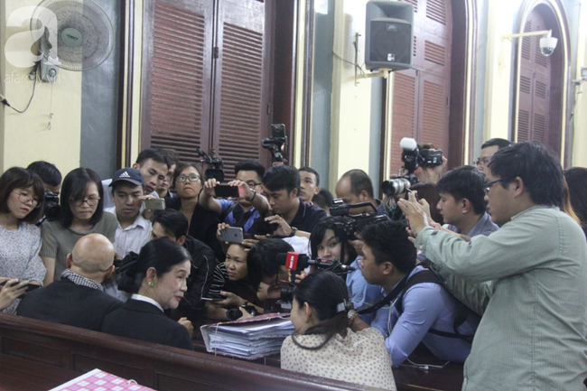 Hoãn phiên tòa ly hôn của vợ chồng ông chủ Trung Nguyên, gần 1 tháng sau mới xét xử tiếp - Ảnh 1.