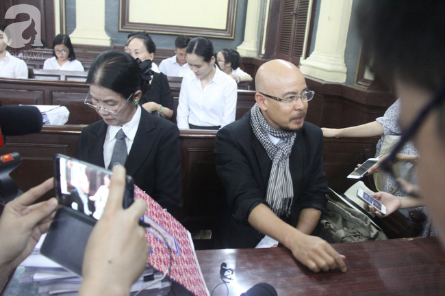 Hoãn phiên tòa ly hôn của vợ chồng ông chủ Trung Nguyên, gần 1 tháng sau mới xét xử tiếp - Ảnh 2.