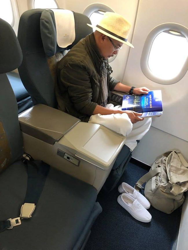 MXH xôn xao hình ảnh ông Đặng Lê Nguyên Vũ ngồi lặng lẽ trên máy bay, đôi giày trắng quen thuộc mới gây bất ngờ - Ảnh 1.