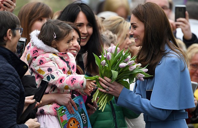 Nữ hoàng Anh bất ngờ để lộ đôi bàn tay bất thường gây xôn xao cộng đồng mạng, Công nương Kate hồi đáp chuyện mang thai con thứ 4 - Ảnh 3.