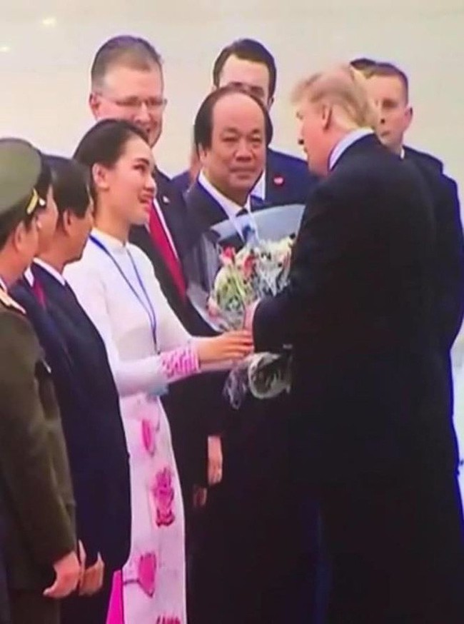 Nữ sinh mặc áo dài nền sen hồng tặng hoa cho Tổng thống Mỹ Donald Trump khi rời Việt Nam là ai? - Ảnh 2.