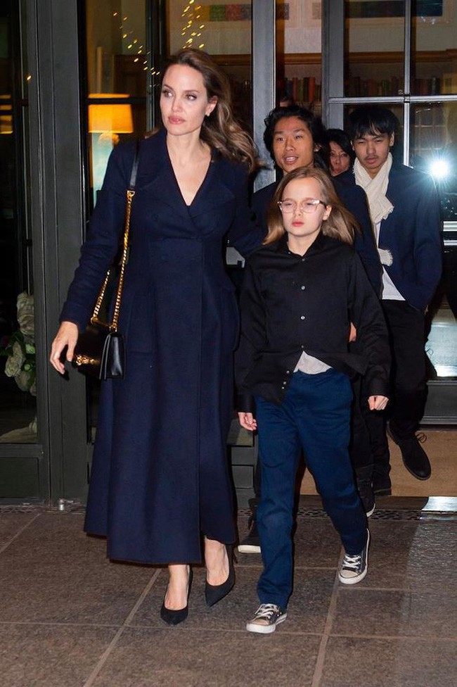 Lần hiếm hoi Angelina Jolie xuất hiện cùng 6 con trước công chúng - Ảnh 3. Lần hiếm hoi Angelina Jolie xuất hiện cùng 6 con trước công chúng - Ảnh 3.