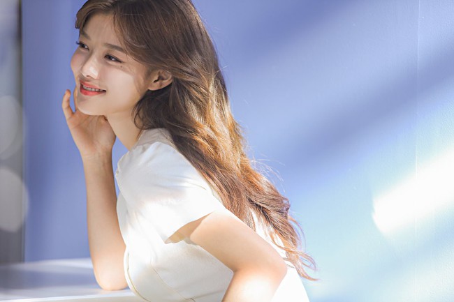 Kim Yoo Jung khiến dân tình trầm trồ chỉ vì 1 bộ hình: 20 tuổi mà đã xinh đẹp đến độ nữ thần cũng phải kiêng dè - Ảnh 6.