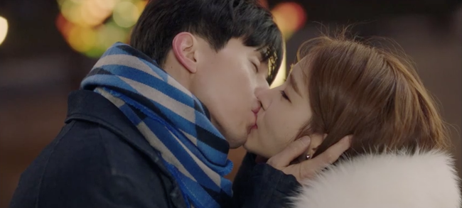 Chạm đến trái tim: Khán giả đừng chê Lee Dong Wook chậm tiêu nữa, anh đã hôn được Yoo In Na rồi đây! - Ảnh 11.