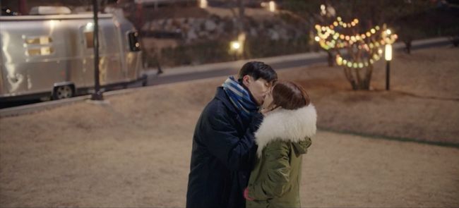 Chạm đến trái tim: Khán giả đừng chê Lee Dong Wook chậm tiêu nữa, anh đã hôn được Yoo In Na rồi đây! - Ảnh 10.