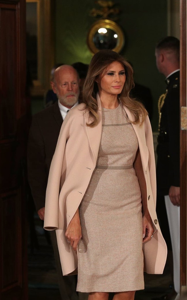 Phu nhân Tổng thống Mỹ - bà Melania Trump vẫn mặc đầm ôm sát bất chấp cả việc lộ nhược điểm vóc dáng - Ảnh 3. Phu nhân Tổng thống Mỹ - bà Melania Trump vẫn mặc đầm ôm sát bất chấp cả việc lộ nhược điểm vóc dáng - Ảnh 3.