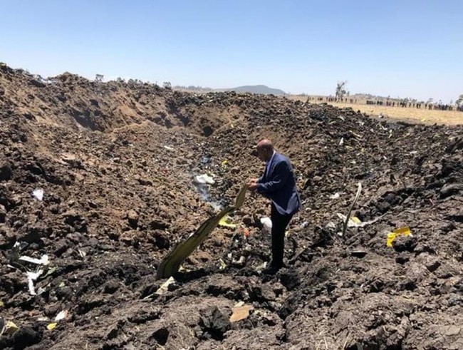 Vụ máy bay Ethiopia rơi: Hiện trường thảm khốc thi thể nạn nhân nằm la liệt, người thân hành khách gục ngã khi nghe tin dữ - Ảnh 5.