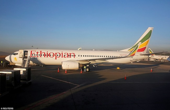 Vụ máy bay Ethiopia rơi: Hiện trường thảm khốc thi thể nạn nhân nằm la liệt, người thân hành khách gục ngã khi nghe tin dữ - Ảnh 14.