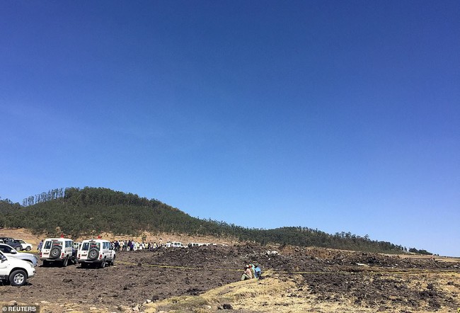 Vụ máy bay Ethiopia rơi: Hiện trường thảm khốc thi thể nạn nhân nằm la liệt, người thân hành khách gục ngã khi nghe tin dữ - Ảnh 1.