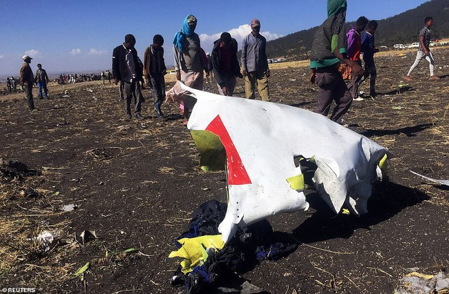 Vụ máy bay Ethiopia rơi: Hiện trường thảm khốc thi thể nạn nhân nằm la liệt, người thân hành khách gục ngã khi nghe tin dữ - Ảnh 3.