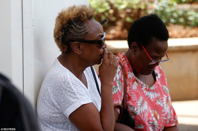 Vụ máy bay Ethiopia rơi: Hiện trường thảm khốc thi thể nạn nhân nằm la liệt, người thân hành khách gục ngã khi nghe tin dữ - Ảnh 8.