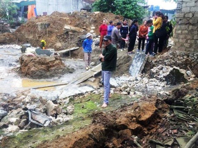 Nghệ An: Tường nhà bất ngờ đổ sập vùi lấp 2 người dân - Ảnh 1.