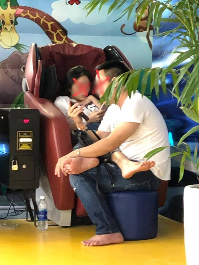 Nóng mắt với cặp đôi ngả ngớn có hành vi xấu xí ở khu vui chơi trẻ em, còn giành ghế massage của người khác - Ảnh 1. Nóng mắt với cặp đôi ngả ngớn có hành vi xấu xí ở khu vui chơi trẻ em, còn giành ghế massage của người khác - Ảnh 1.