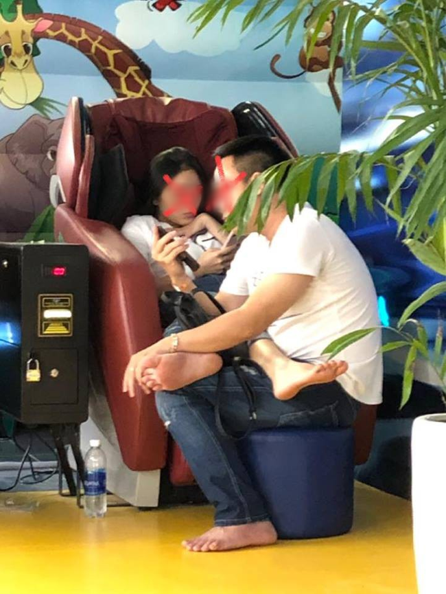 Nóng mắt với cặp đôi ngả ngớn có hành vi xấu xí ở khu vui chơi trẻ em, còn giành ghế massage của người khác - Ảnh 1.