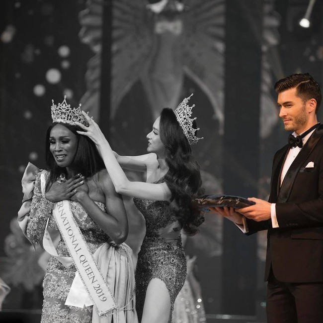 Danh tính anh chàng chiếm spotlight trong lúc Hương Giang trao vương miện tại cuộc thi Hoa hậu Chuyển giới Quốc tế 2019 - Ảnh 1.