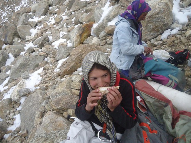 Ngôi làng kỳ lạ tại Pakistan: Phụ nữ muốn leo núi đến kiệt quệ mới thấy hạnh phúc - Ảnh 6.
