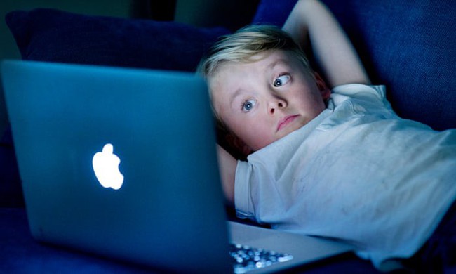 Thêm một nghiên cứu phát hiện tác hại của việc nhìn màn hình điện tử quá nhiều có thể khiến trẻ chậm phát triển - Ảnh 2.