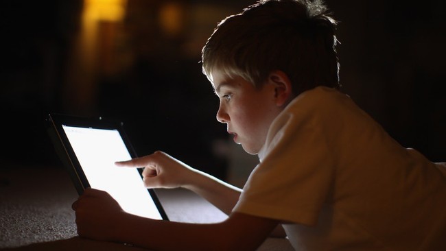 Thêm một nghiên cứu phát hiện tác hại của việc nhìn màn hình điện tử quá nhiều có thể khiến trẻ chậm phát triển - Ảnh 3.