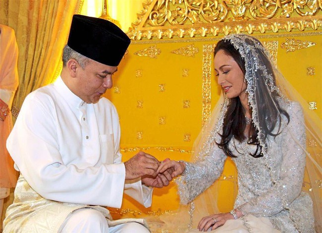 Nhan sắc diễm lệ ít ai biết của Hoàng hậu Malaysia, quen nhau 8 năm mới chịu cưới khi nhà vua đã 50 tuổi - Ảnh 3. Nhan sắc diễm lệ ít ai biết của Hoàng hậu Malaysia, quen nhau 8 năm mới chịu cưới khi nhà vua đã 50 tuổi - Ảnh 3.