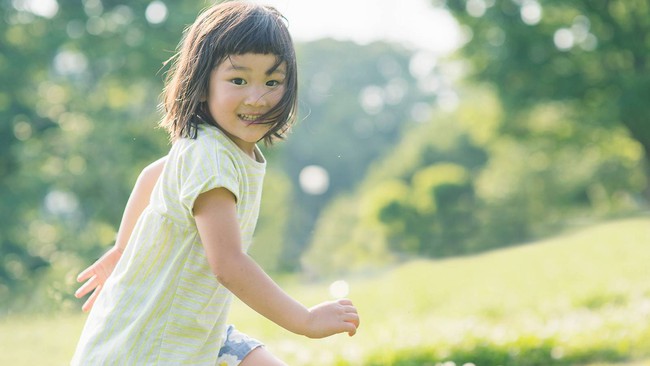 5 cách cha mẹ có thể áp dụng để giúp bình tĩnh lại những đứa trẻ quá mức hiếu động - Ảnh 2.