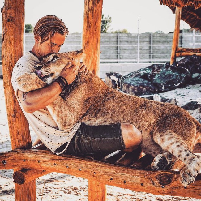 Anh chàng điển trai từ bỏ cuộc sống tiện nghi ở Thụy Sỹ, chuyển hẳn sang Châu Phi để giải cứu động vật hoang dã - Ảnh 1.