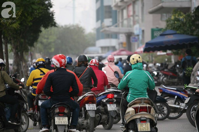 Hà Nội: Người dân trên đường Nguyễn Trãi không đồng tình với thông tin sẽ cấm xe máy trên tuyến đường - Ảnh 2.