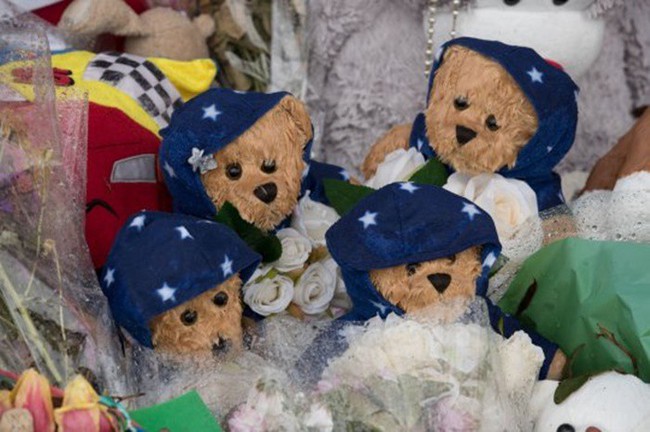 Đám tang ngập tràn hoa và gấu bông, có cả xe cảnh sát hộ tống, phía sau đó là một câu chuyện đau lòng của 4 đứa trẻ cùng chung một số phận - Ảnh 3.