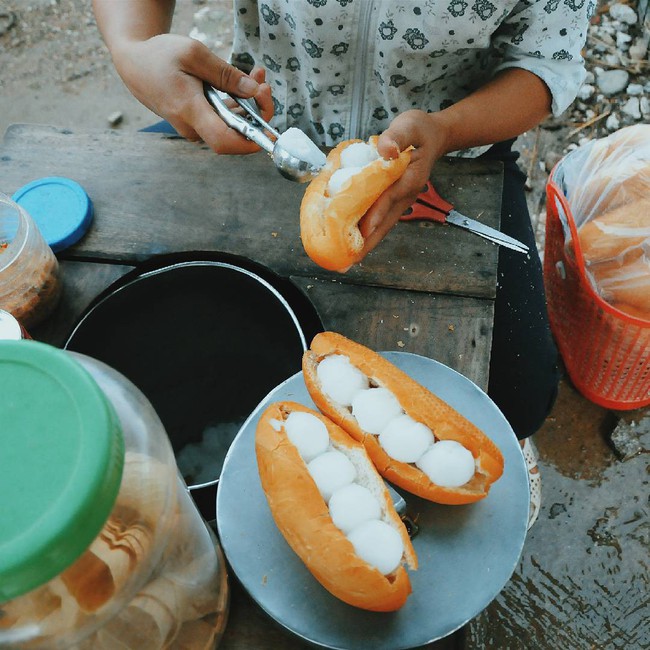 Bánh mì kẹp kem - món ăn vặt giải nhiệt mùa hè in hằng trong ký ức tuổi thơ bao thế hệ trẻ con 7x, 8x Sài Gòn - Ảnh 1.