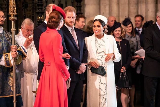 Hết thời liếc mắt nhìn mẹ chồng, Công nương Kate gây bất ngờ khi có khoảnh khắc chưa từng có với bà Camilla - Ảnh 2.