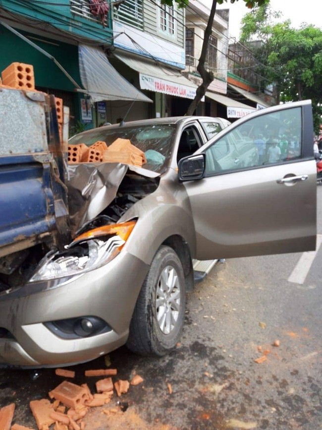 Dừng xe máy nghe điện thoại, nam thanh niên ở Đà Nẵng bị ô tô tông văng lên vỉa hè, chấn thương sọ não - Ảnh 1.