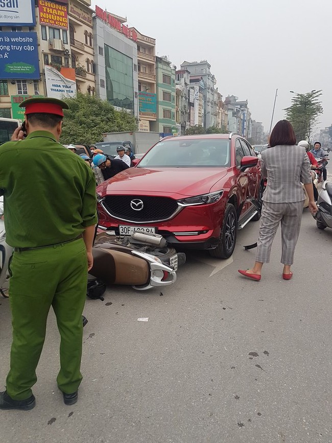 Hà Nội: Ô tô đâm hàng loạt xe máy ở Ngã Tư Sở - Ảnh 1.