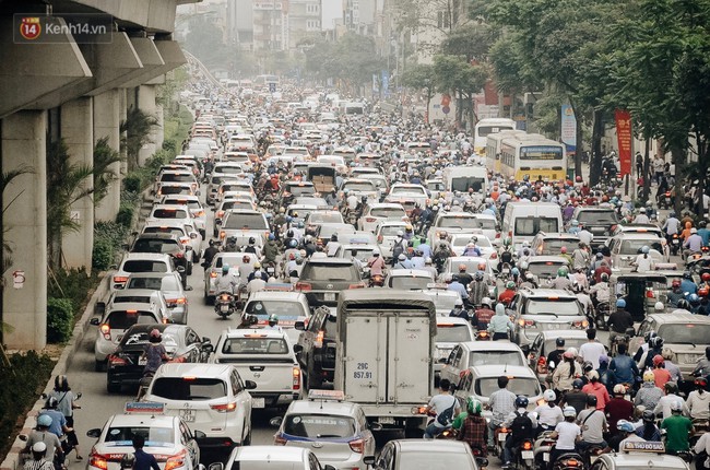 Chuyên gia và người dân nói về thí điểm cấm xe máy trên 2 tuyến đường ở Hà Nội: Phải có lộ trình, sau đó từng bước phát triển hạ tầng, giao thông công cộng - Ảnh 2.