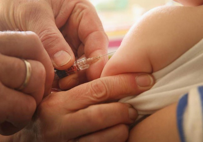Từ chối cho con tiêm vắc xin, cha mẹ ở nhiều quốc gia bị phạt nặng, trẻ chưa tiêm chủng có thể bị đình chỉ học - Ảnh 2.