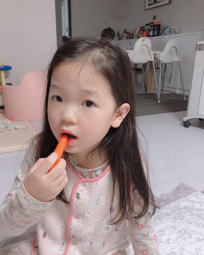 Trẻ mẫu giáo Hàn Quốc thi nhau trang điểm, mỹ phẩm trở thành đồ chơi “thế hệ mới” - Ảnh 7.