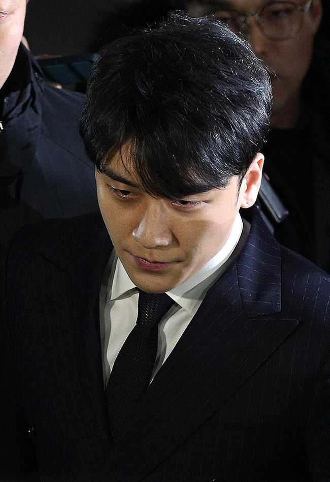 Seungri và Jung Joon Young rời sở cảnh sát sau gần 20 tiếng thẩm vấn, tiết lộ chuyện giao nộp bằng chứng điện thoại vàng  - Ảnh 1.