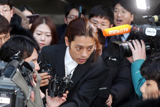 Seungri và Jung Joon Young rời sở cảnh sát sau gần 20 tiếng thẩm vấn, tiết lộ chuyện giao nộp bằng chứng điện thoại vàng  - Ảnh 3.