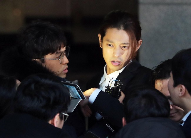 Seungri và Jung Joon Young rời sở cảnh sát sau gần 20 tiếng thẩm vấn, tiết lộ chuyện giao nộp bằng chứng điện thoại vàng  - Ảnh 6.