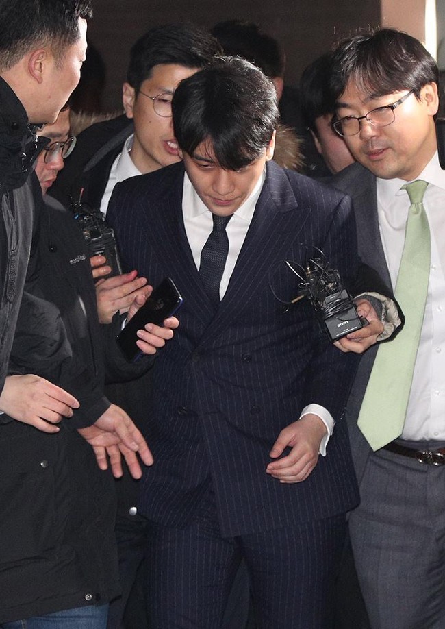 Seungri và Jung Joon Young rời sở cảnh sát sau gần 20 tiếng thẩm vấn, tiết lộ chuyện giao nộp bằng chứng điện thoại vàng  - Ảnh 8.