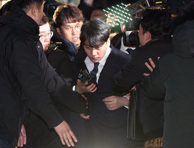 Seungri và Jung Joon Young rời sở cảnh sát sau gần 20 tiếng thẩm vấn, tiết lộ chuyện giao nộp bằng chứng điện thoại vàng  - Ảnh 9.