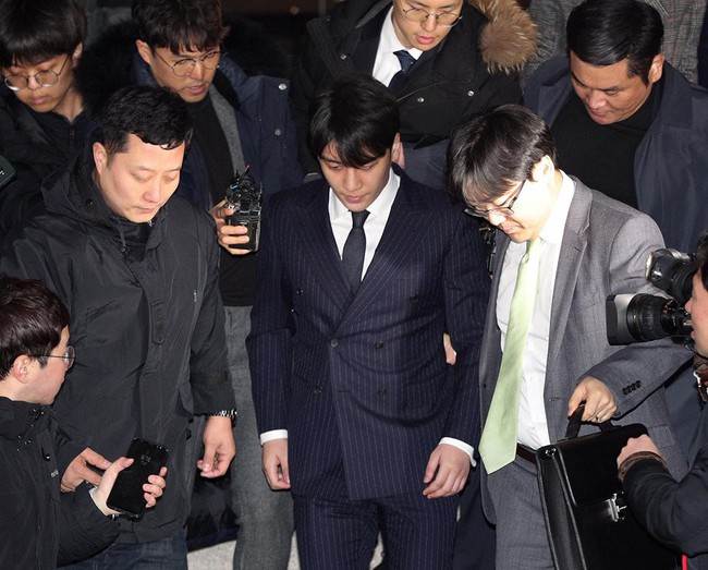 Seungri và Jung Joon Young rời sở cảnh sát sau gần 20 tiếng thẩm vấn, tiết lộ chuyện giao nộp bằng chứng điện thoại vàng  - Ảnh 11.