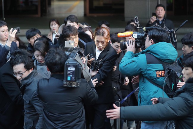Seungri và Jung Joon Young rời sở cảnh sát sau gần 20 tiếng thẩm vấn, tiết lộ chuyện giao nộp bằng chứng điện thoại vàng  - Ảnh 13.
