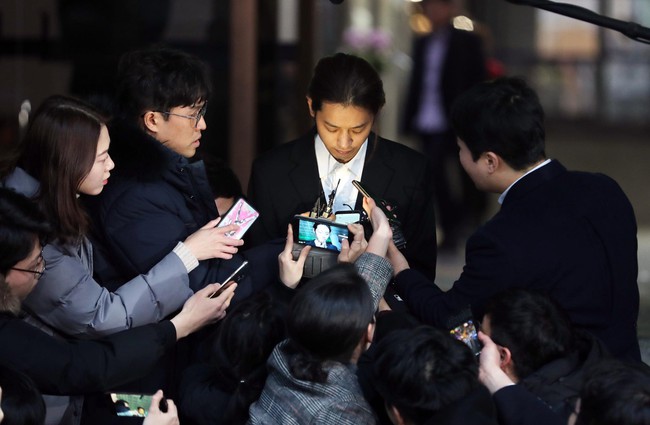 Seungri và Jung Joon Young rời sở cảnh sát sau gần 20 tiếng thẩm vấn, tiết lộ chuyện giao nộp bằng chứng điện thoại vàng  - Ảnh 14.