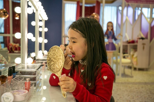 Trẻ mẫu giáo Hàn Quốc thi nhau trang điểm, mỹ phẩm trở thành đồ chơi “thế hệ mới” - Ảnh 2.