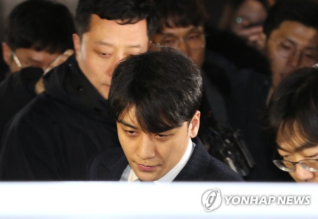 Mâu thuẫn đáng chú ý giữa lời khai của Seungri, Jung Joon Young trong phiên thẩm vấn và khi trả lời báo giới - Ảnh 1.