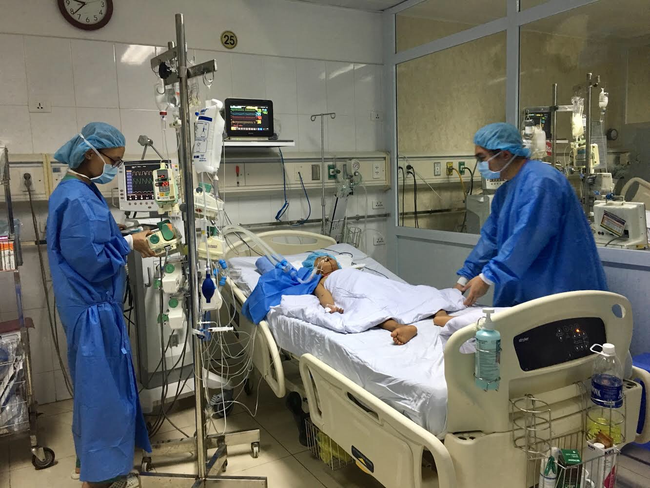 Lần đầu tiên tại Việt Nam: “Chia sẻ gan” từ người cho chết não để ghép cho hai bệnh nhân - Ảnh 1.